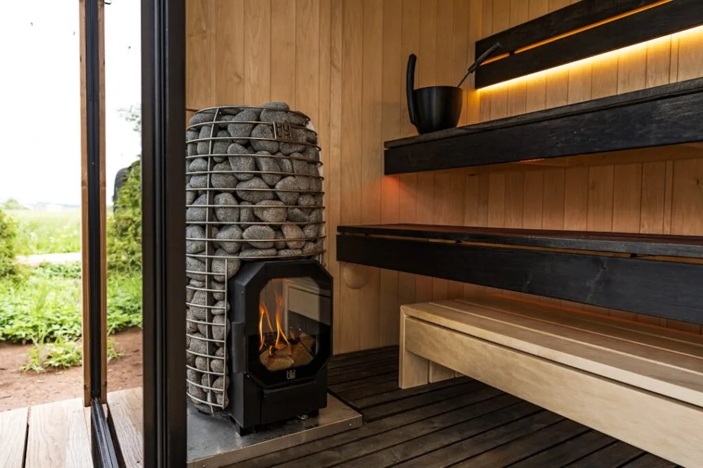 Intérieur de sauna en bois avec poêle à pierres au spa Dolomites