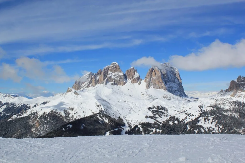 Massif du Sassolungo enneigé sous ciel bleu dans les Dolomites