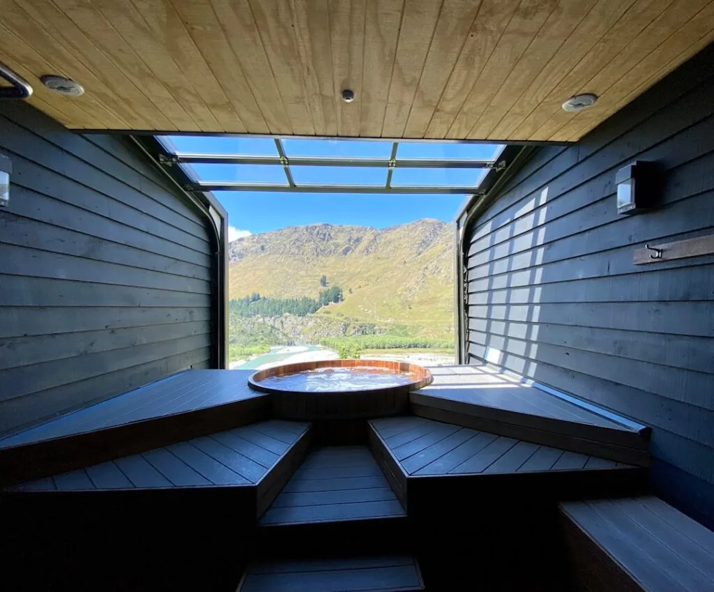 Bain chaud en bois dans cabine ouverte, vue sur les Dolomites