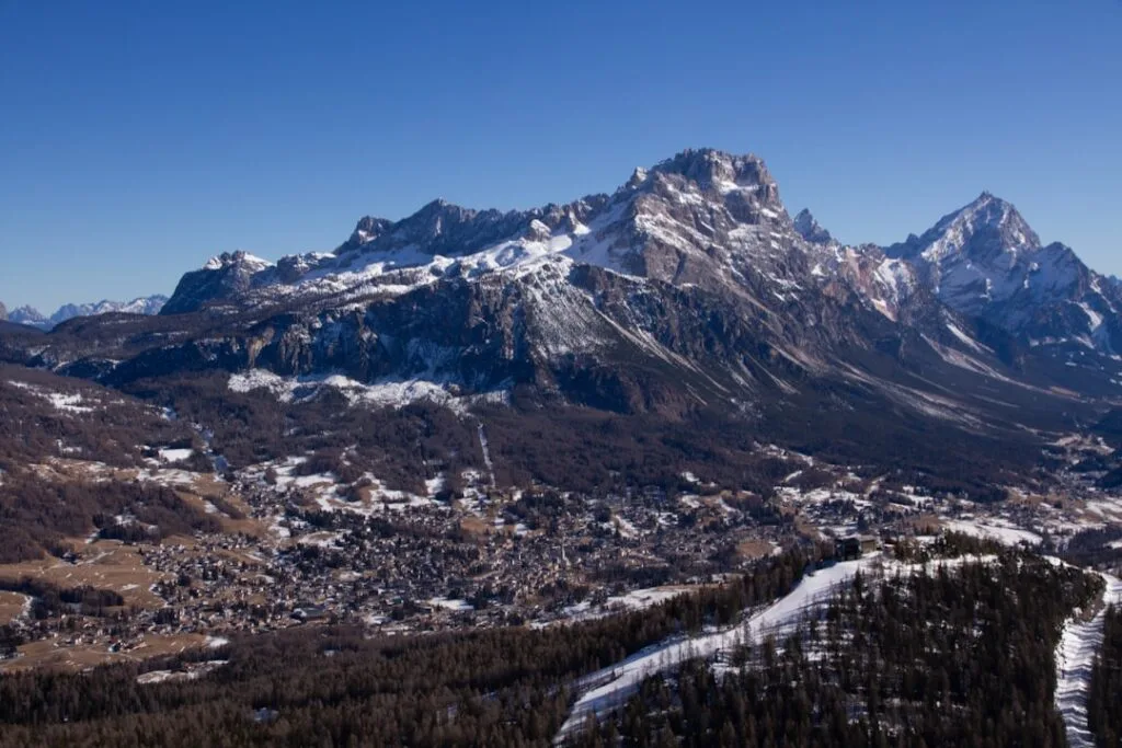 Panorama montagneux des Dolomites surplombant le village de Cortina