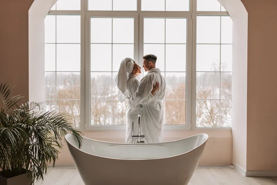 Couple en peignoirs se regardant près d'une baignoire, vue sur les Dolomites