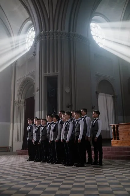 Chœur d'enfants en uniforme chantant dans une église des Dolomites, rayons lumineux