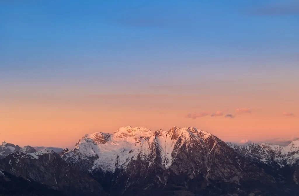 Sommet enneigé illuminé au lever du soleil dans les Dolomites