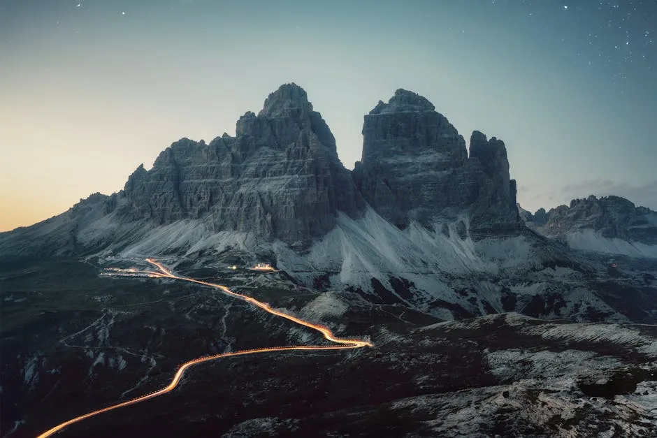 Massif des Dolomites avec route sinueuse éclairée et crêtes imposantes