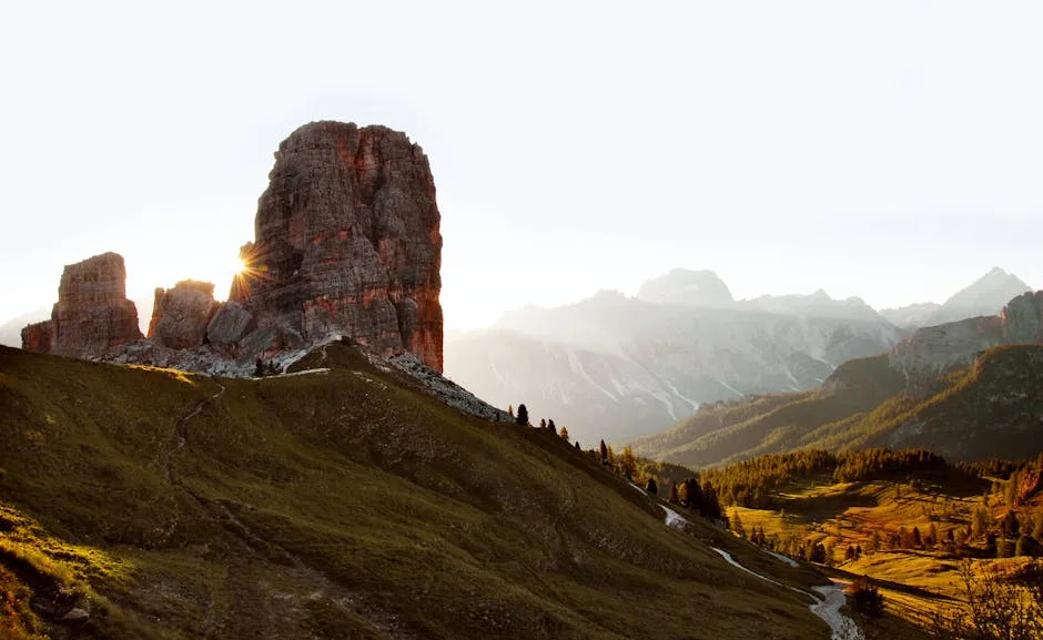 Rochers massifs des Dolomites éclairés par le soleil levant