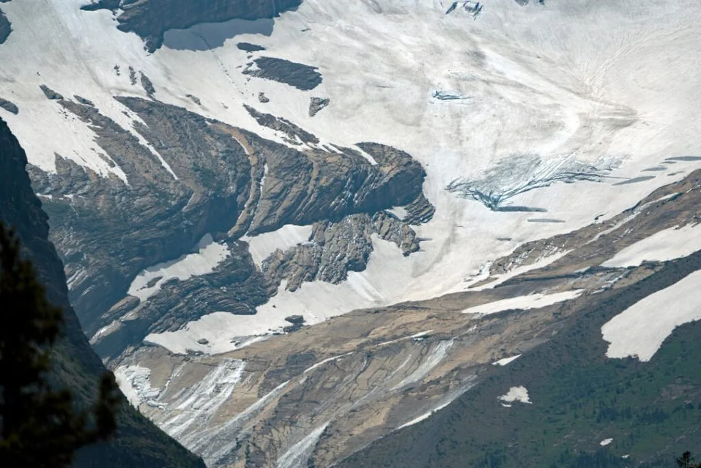 Glacier et roches striées sur un versant alpin des Dolomites