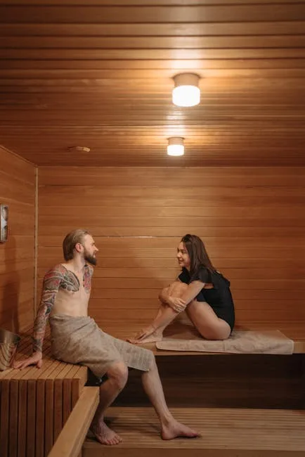 Deux personnes discutent dans un sauna en bois chaleureux d'un spa des Dolomites