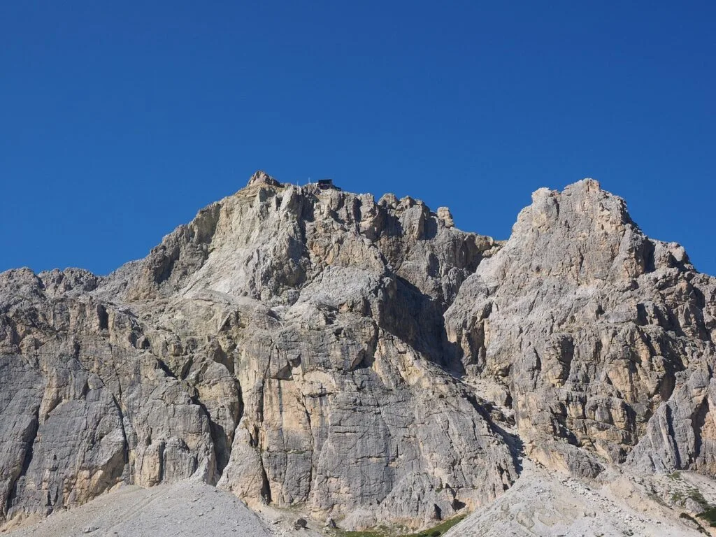 Falaises calcaires escarpées des Dolomites sous un ciel bleu profond