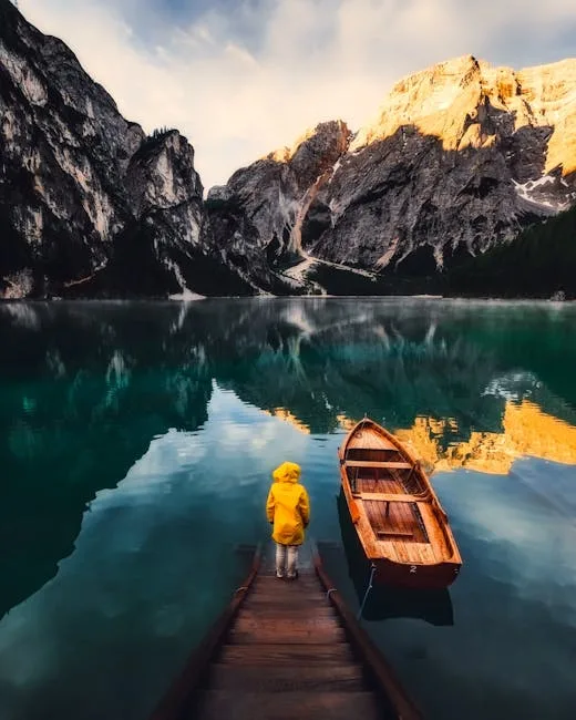 Personne en imperméable jaune sur un ponton au lac des Dolomites