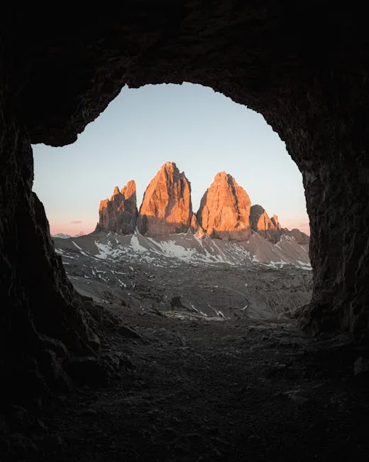 Ouverture de grotte encadrant les Tre Cime di Lavaredo, Dolomites