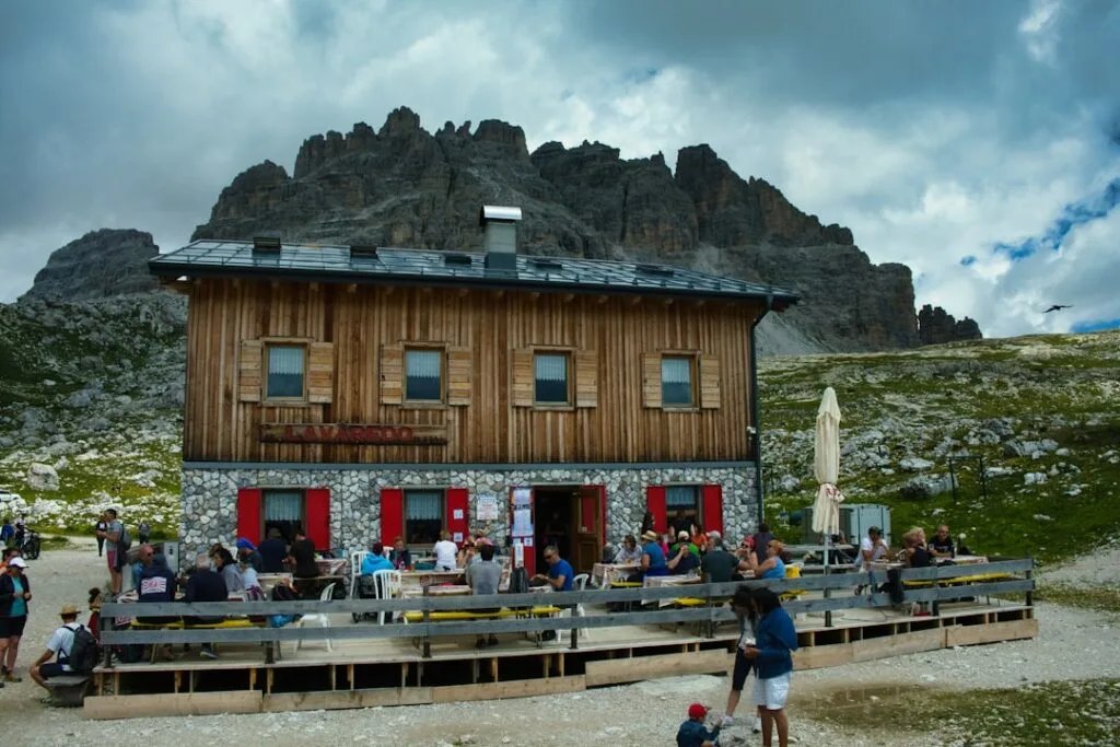 Refuge en bois animé par des randonneurs au cœur des Dolomites