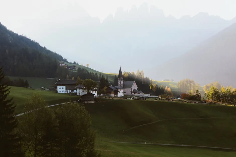Village alpin avec église au pied des montagnes des Dolomites