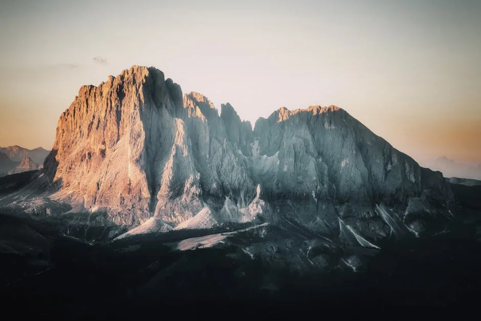 Massif rocheux des Dolomites baigné de lumière au coucher de soleil