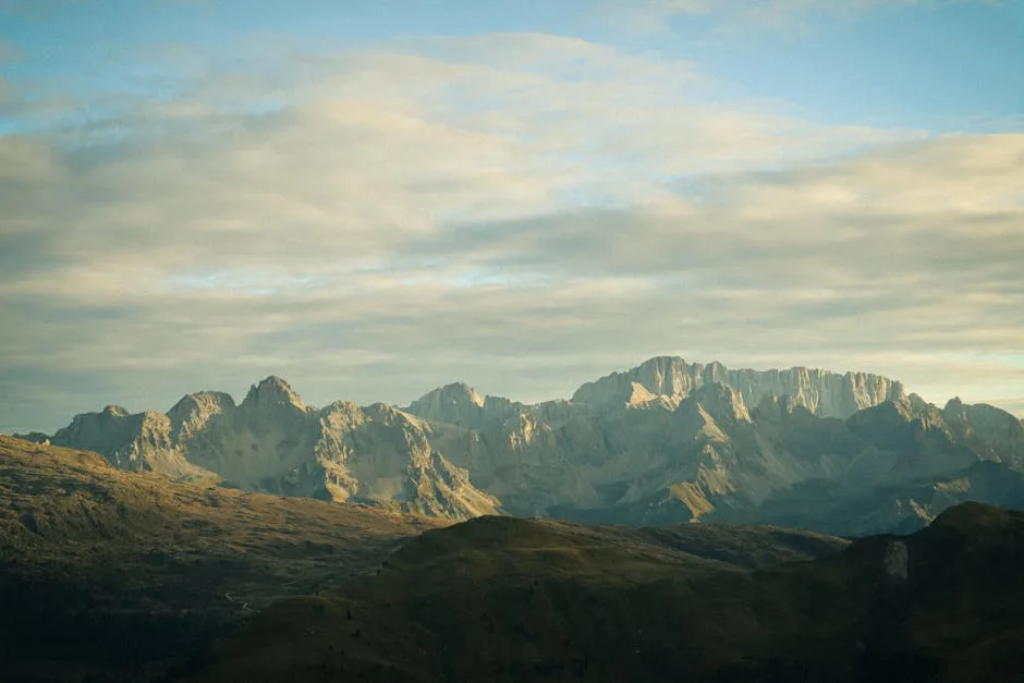 Chaînes rocheuses des Dolomites baignées par la lumière douce du matin