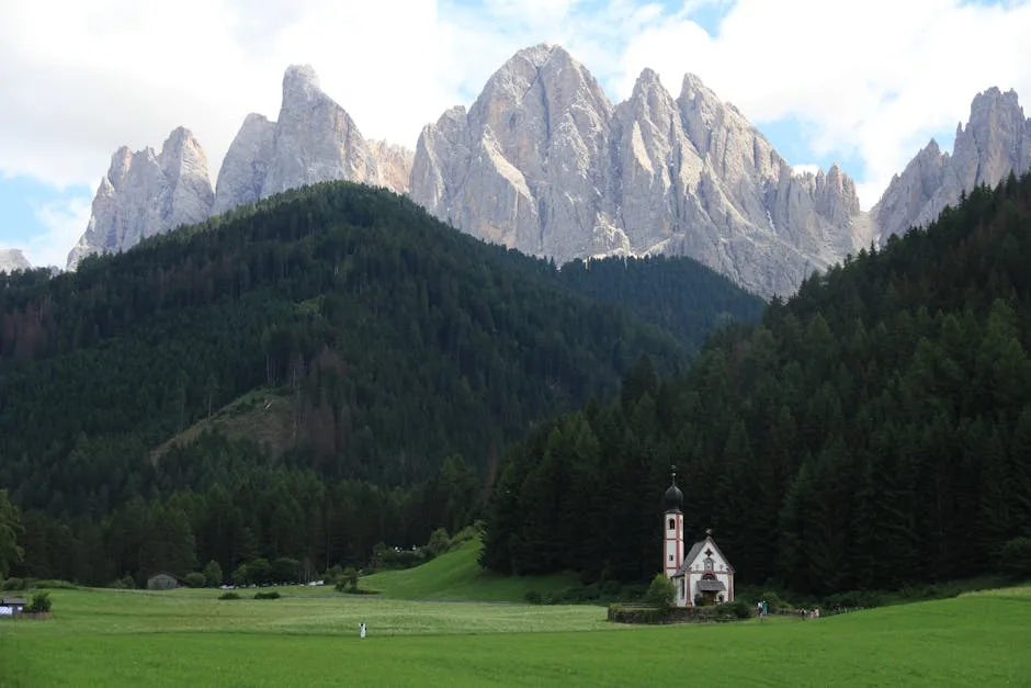 Petite église au pied des aiguilles rocheuses dans les Dolomites