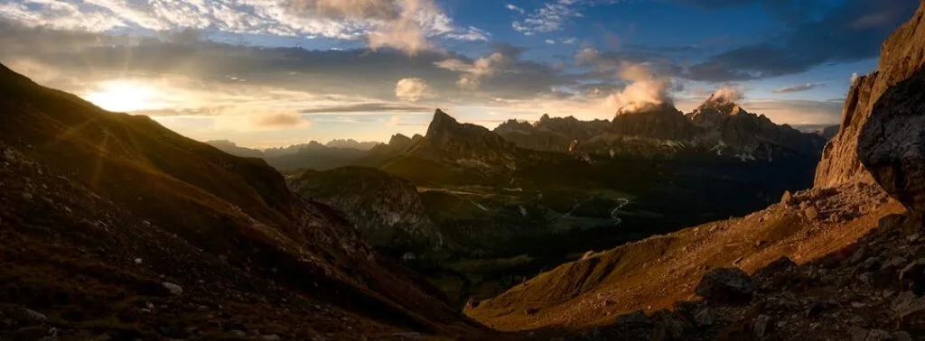 Panorama au coucher de soleil sur crêtes et vallées des Dolomites