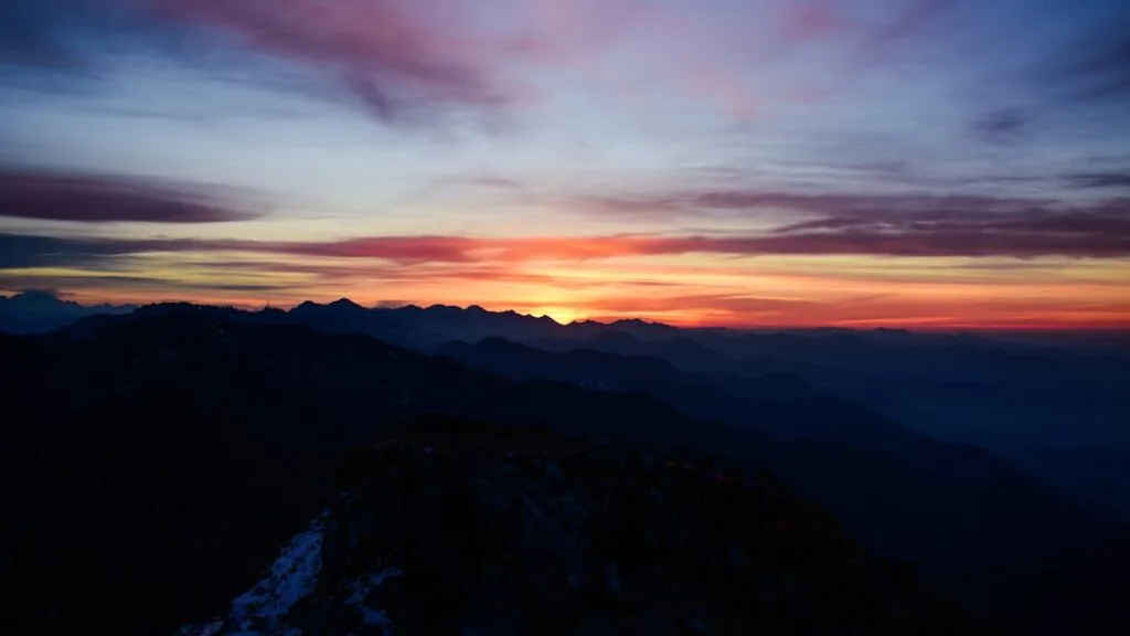 Ciel coloré au lever du soleil sur les crêtes des Dolomites