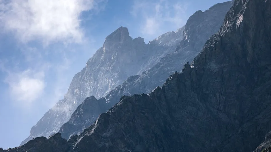 Arêtes rocheuses empilées des Dolomites, brume absorbant la lumière.