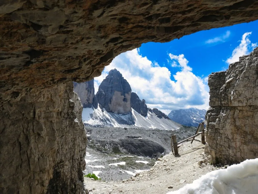 Vue encadrée par une cavité rocheuse sur les Tre Cime dans les Dolomites