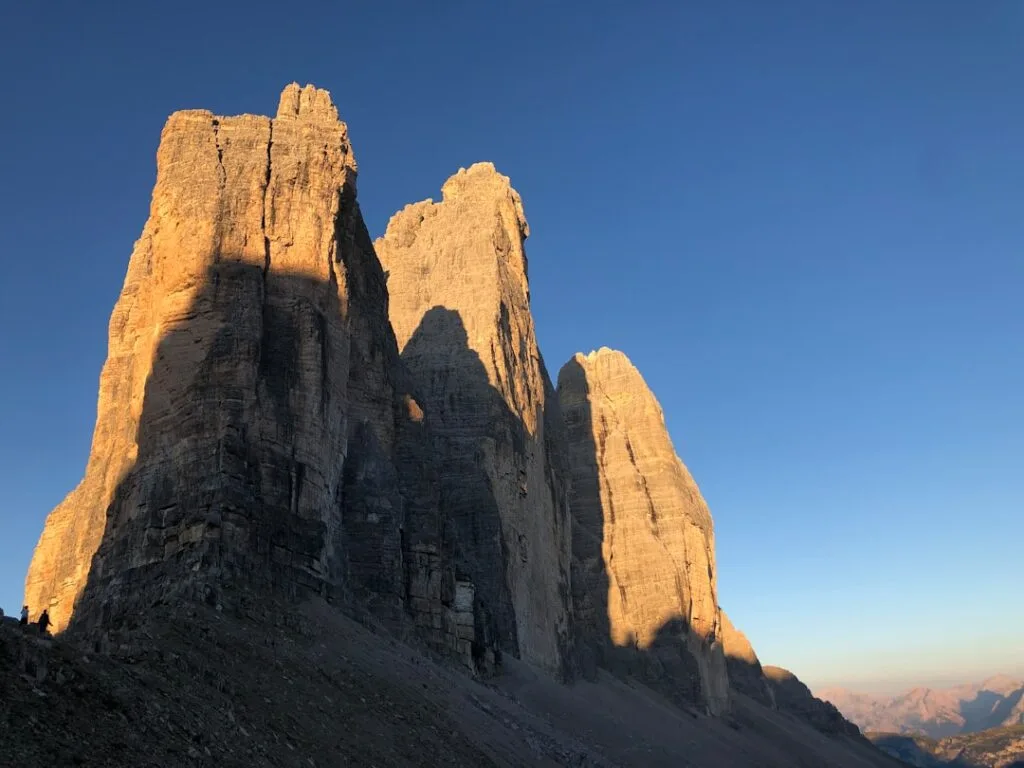 Falaises verticales des Tre Cime éclairées par le soleil, Dolomites
