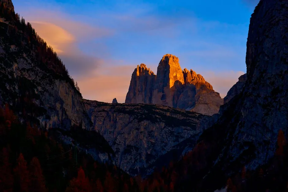 Cimes des Dolomites illuminées par le soleil couchant entre deux falaises