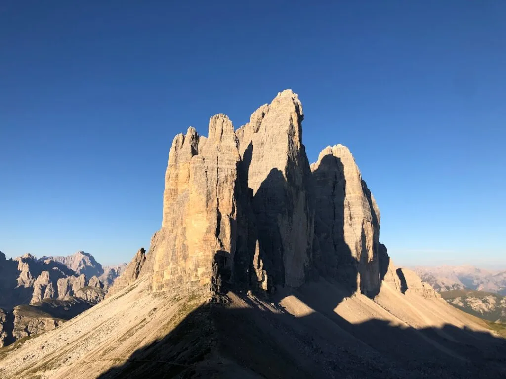 Massif rocheux imposant des Tre Cime dans les Dolomites au soleil