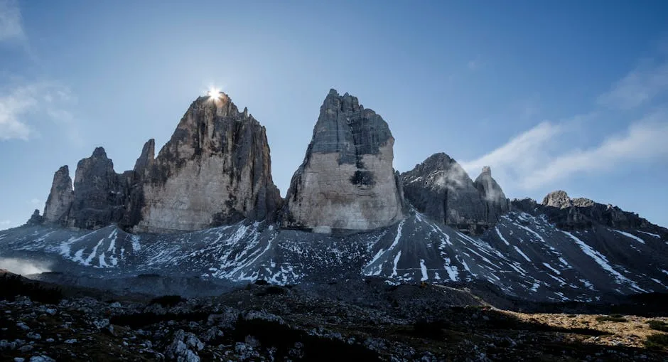 Les Trois Cimes des Dolomites avec soleil perçant un sommet
