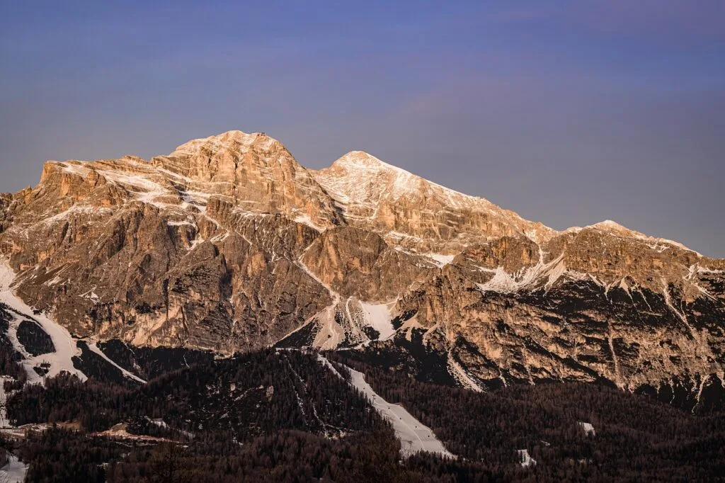 Sommet rocheux des Dolomites baigné par la lumière dorée du soir