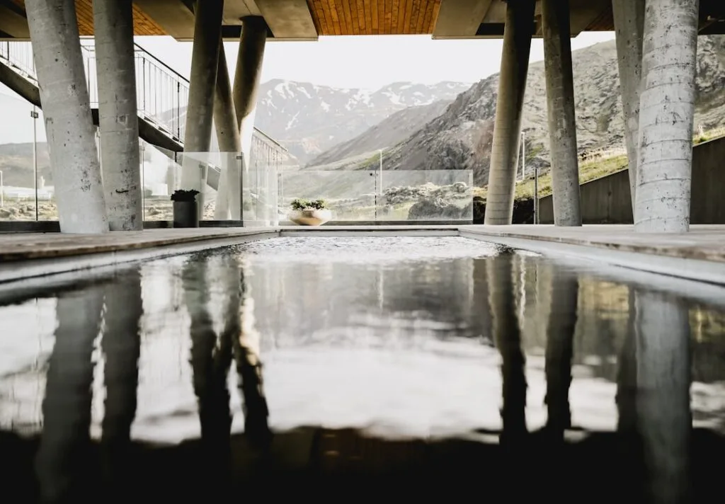 Bassin reflétant piliers en béton et montagnes des Dolomites