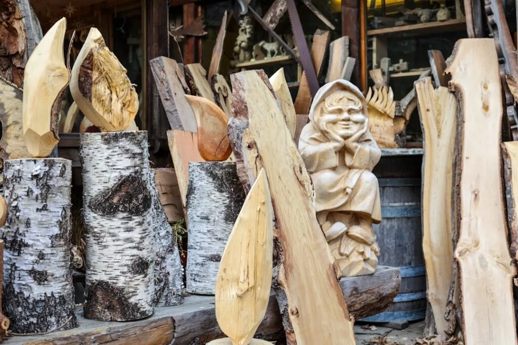 Sculptures sur bois et bûches exposées dans un atelier d'Ortisei, Dolomites