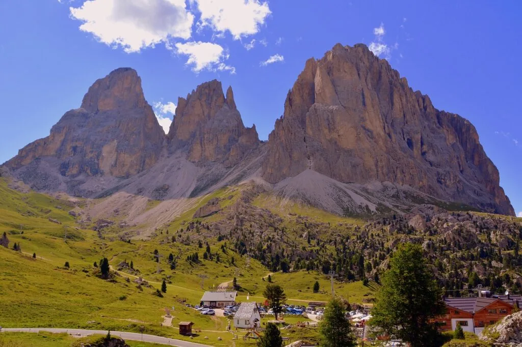 Hameau alpin au pied des aiguilles monumentales du Passo Sella, Dolomites