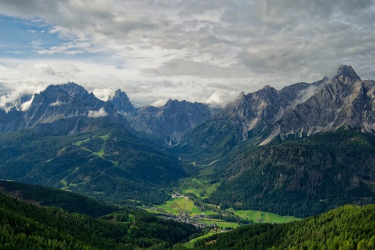 Randonn e au lever du Dolomites travel tourism landmark