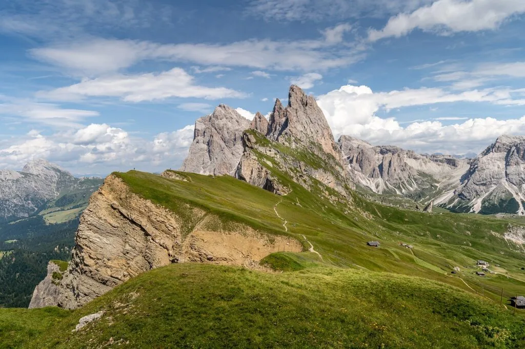 Vue panoramique sur l'arête de Seceda dans les Dolomites, sentier visible