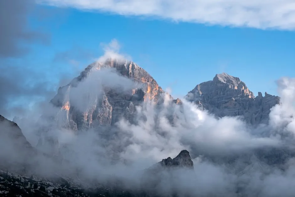 Pics des Dolomites émergeant des nuages avec lumière dorée