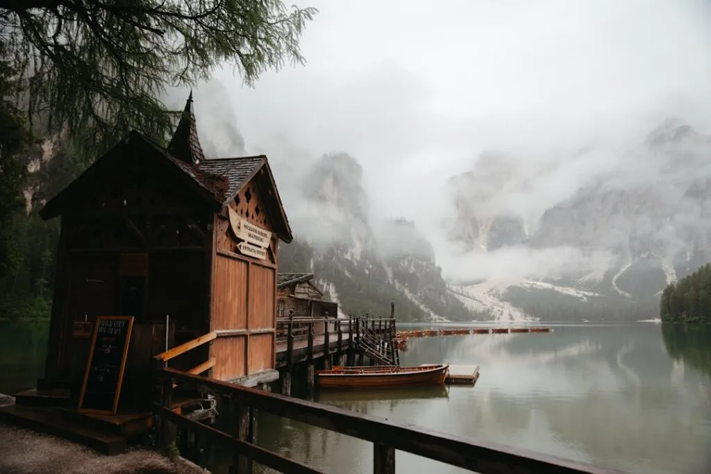 Cabane en bois et barque sur le lac de Braies, Dolomites