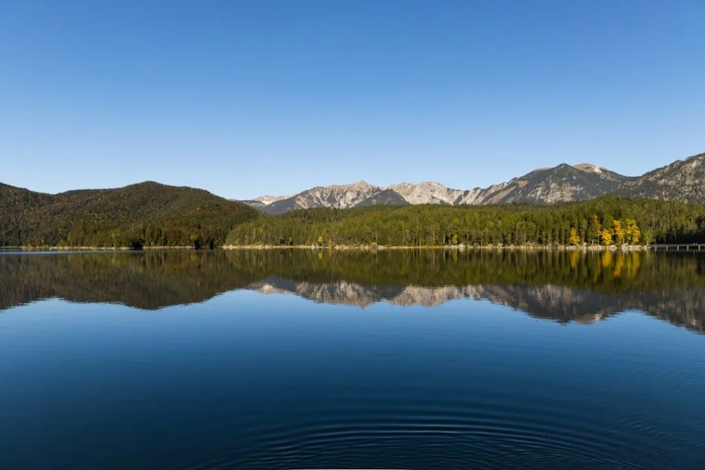 Lac calme réfléchissant les sommets des Dolomites au matin