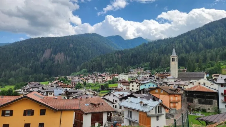 Randos en poussette autour des Dolomites travel tourism landmark