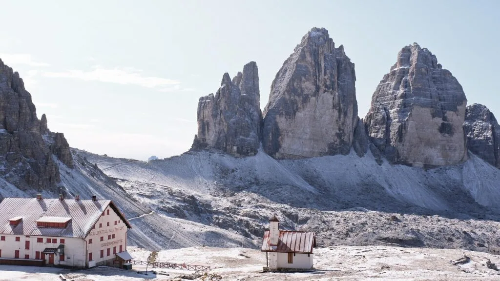 Refuge enneigé au pied des Tre Cime dans les Dolomites