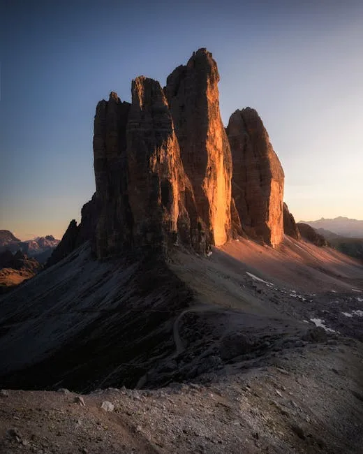Tours rocheuses illuminées par le coucher de soleil dans les Dolomites