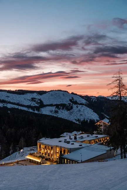 Hôtel spa illuminé au crépuscule sur les pentes des Dolomites