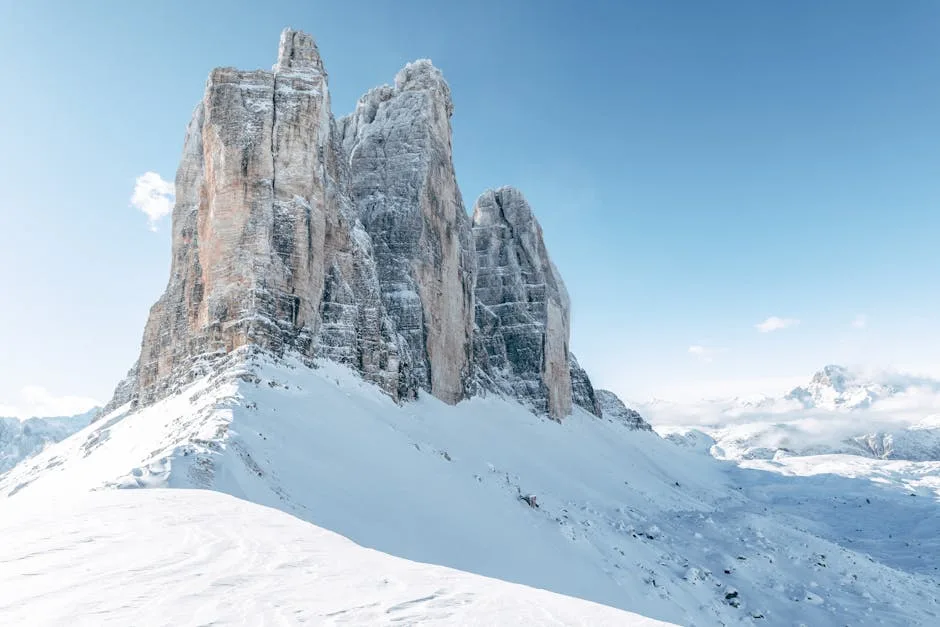 Tours rocheuses enneigées des Tre Cime dans les Dolomites