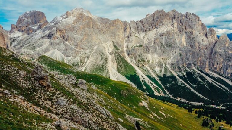 Parcours famille avec refuges accueillants Dolomites travel tourism landmark